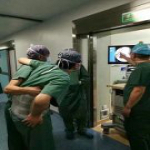 感动！医生腰椎犯病 坐轮椅绑护具做8台手术