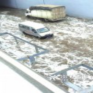 无雨下拉槽却积水成河 5辆涉水车辆熄火被困