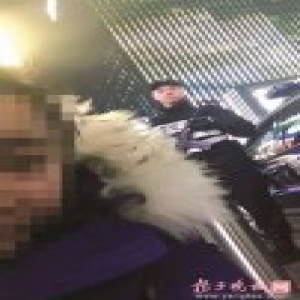 感人！南京特警领证当天执勤 新娘一旁陪着他