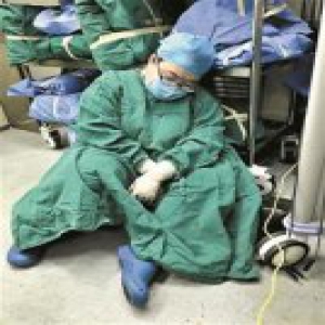 女医生工作36小时后手术室里睡着 照片刷爆朋友圈