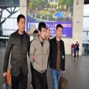 两退学男子骗高校50余名学生贷款 200万挥霍一空