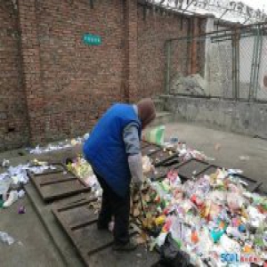 84岁退休老师凌晨出门捡废品 卖的钱捐助学生