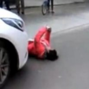 大妈碰瓷成功讹到20元当街跳舞 称搞钱为打麻将