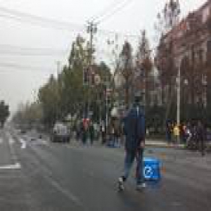 上海一外卖哥骑电瓶车与机动车发生碰撞,不幸身亡