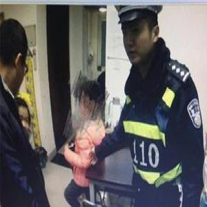 男孩被父母反锁在家 学电影情节写SOS布条求救