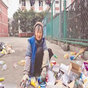 84岁退休老师凌晨出门捡废品 卖钱捐助学生