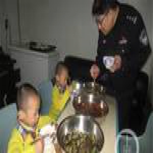 双胞胎儿子丢了，这对粗心父母却还在逛超市