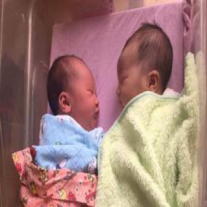 美国母亲生下跨年双胞胎 相差几分钟生日不同年