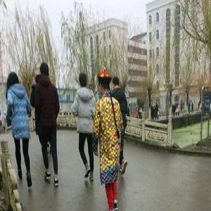 厉害了！湖北一高校男生每天穿龙袍上课(图)