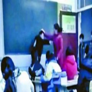 初二男生叫老师名字被扇耳光 涉事教师被行政警告