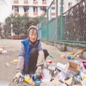 84岁退休女老师每天凌晨6点出门捡废品 捐助学生
