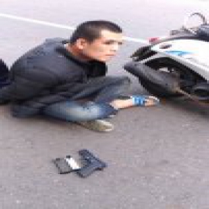 持枪男子戴手铐坐路边 母亲路过直问“怎么了”