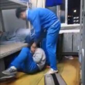 职校学生遭舍友殴打 校方：因手游起争执 已和好
