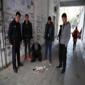 男子闹市行窃10秒就得手 被民警逮个正着