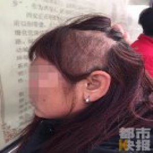 西安一大妈公交车上大声打电话被打 头发被拽掉