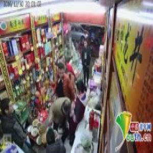 因几十元赊欠烟钱起冲突 南京一店主被多人围殴店铺被打砸