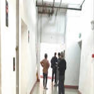 持枪歹徒入室抢劫 她咬断胶带将其反锁房内