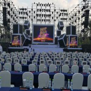 马云携众明星给100位乡村教师颁奖