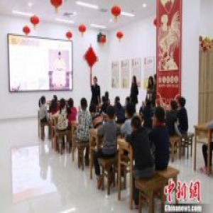 山东娃娃齐熬孔府腊八粥腌腊八蒜 盼丁酉鸡年(图)