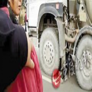 8旬老人被混凝土罐车卷入轮下 做"引体向上获救
