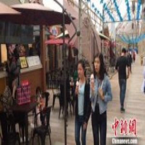 广西南宁“小寒”遇罕见25℃高温 市民吃冰淇淋降温