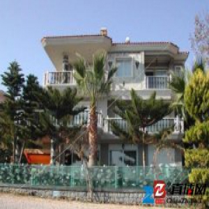 富商打造最牛别墅！花2亿将鱼缸当围墙与爱琴海相连