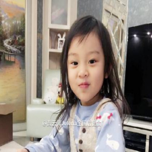 4岁的甜馨快要长发及腰了 出落得愈发漂亮了