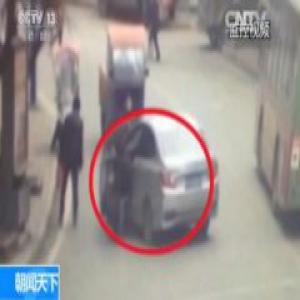 贵州习水：新司机剐蹭公交后慌了 用双脚刹车！