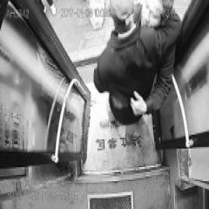 公交司机抱七旬老人下车 乘客交口称赞(图)