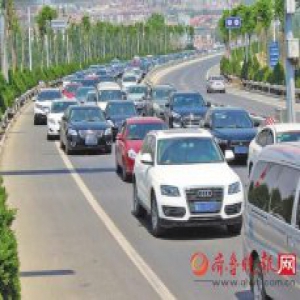 "路怒"男被超车斗气向后车扔酒瓶 致同车人身亡