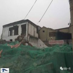 院子起火后发生命案 村民刀刺强拆者致一死一伤受审