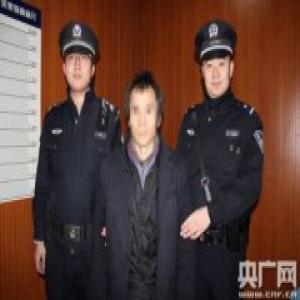蟊贼误认民警是同行 民警上演“无间道”