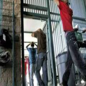 川普开始行动了吗？联邦特工突袭逮捕无证工人，阴影再次笼罩移民心