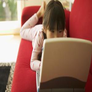 震惊这些不良姿势竟导致脊柱侧弯 你每天都在做