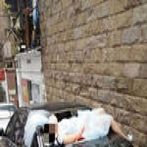 妙龄女穿婚纱从4楼坠落 砸在车上受重伤