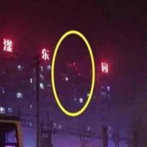河北衡水居民楼顶部一处房屋疑似发生爆炸