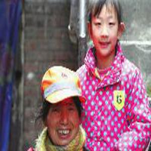 6岁女孩陪奶奶扫大街成网红 家里4人都是保洁员