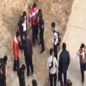 中学生因口角被多名同学围殴皮带抽打，校方称已和解