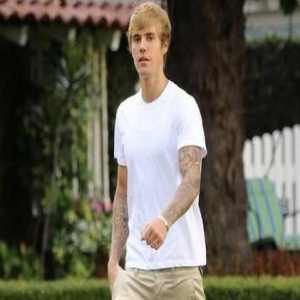 比伯近照曝光颜值依旧在线 但是能不能好好穿裤子？