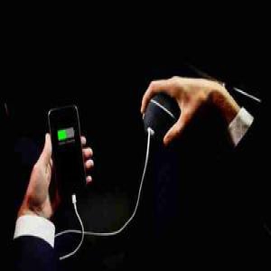 神发明：充电没烦恼 可用身体动能给手机充电