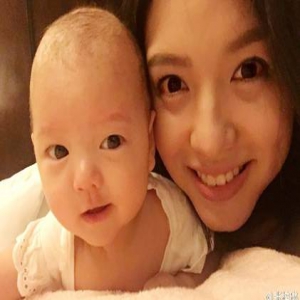 张梓琳女儿长了两颗牙 一吃面食就开心