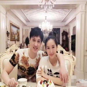 甜蜜！陶昕然产后第一个生日，与老公并肩相依