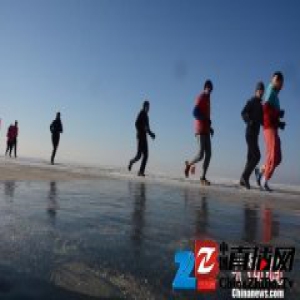 全国长跑爱好者在沈阳卧龙湖冰湖上演半程马拉松