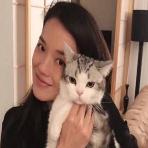 舒淇素颜抱猫合照 卖萌自侃：猫都被我的颜值吓到