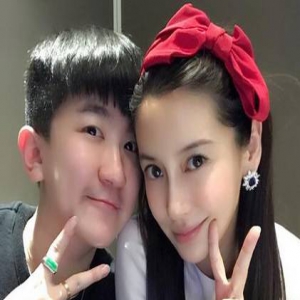 Baby戴大红色蝴蝶结发箍 对镜头卖萌比V气色佳