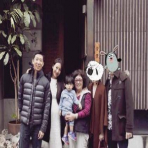 隋棠挺孕肚外出聚餐 怀二胎八月穿白裙似少女