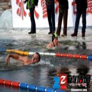 百名中俄运动员“竞游”国际冬泳邀请赛