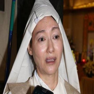 惠英红为亡母设灵 披麻戴孝眼泛泪光