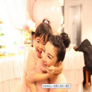 黄奕为女儿庆祝4岁生日 小铃铛穿粉裙俏皮可爱