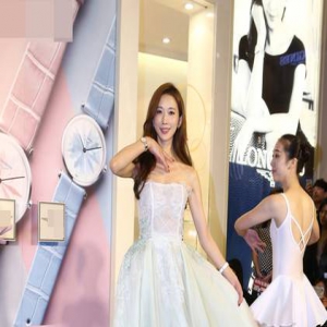 林志玲抹胸纱裙现身活动 牵小女孩起舞仙气飘飘